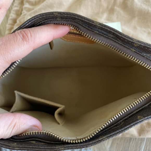 Louis Vuitton Looping MM - Picture 10 of 12